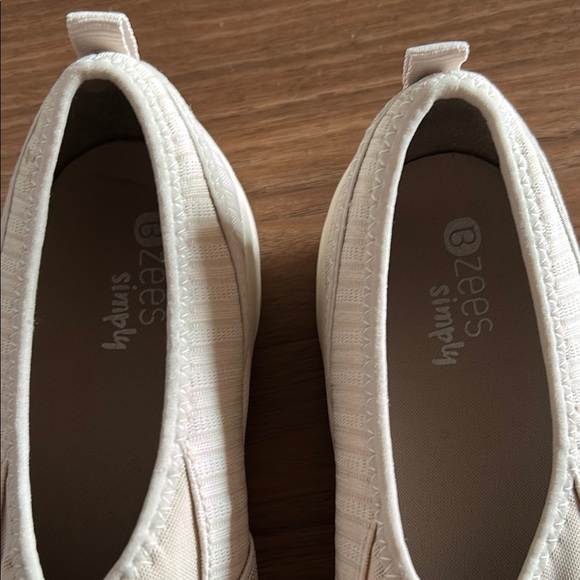 Size 9.5 Bzees Cream Flats Comfortable Slip-On Tan - Picture 4 of 8